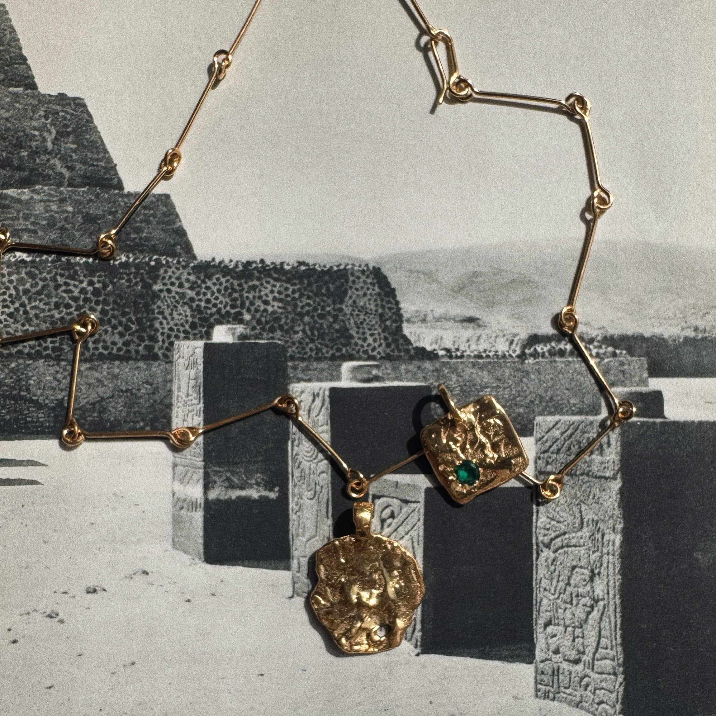 Medallón Ciudad de los Dioses Gold Plated